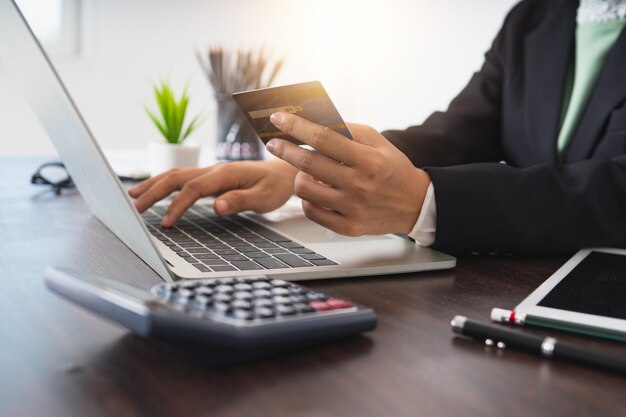 donna d'affari riempire carta di credito sul portatile per pagare e acquistare Internet e la tendenza di pagamento digitale