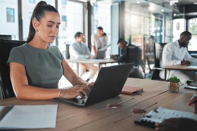 Donna d'affari su un computer presso una società di avvio che lavora su e-mail Ragazza nella gestione aziendale alla scrivania su Internet in un ufficio tecnico o un web designer che impara a progettare un sito Web su un laptop