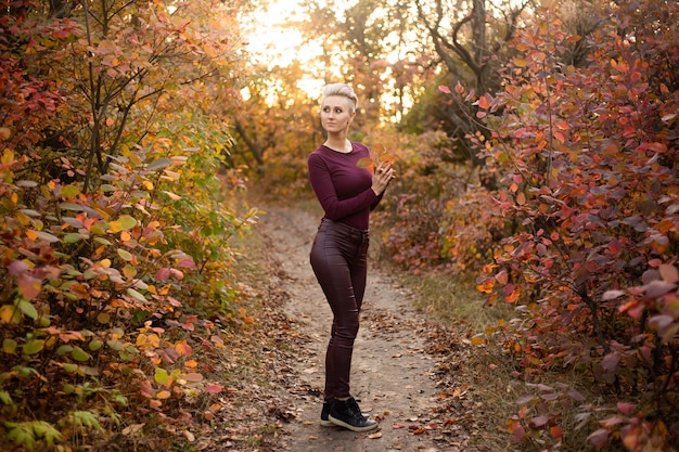 Donna d'autunno con foglie d'autunno Ritratto di una ragazza affascinante e adorabile Donna felice che gode dell'autunno