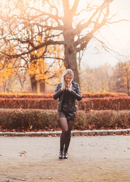 Donna d'autunno nel parco d'autunno. Clima caldo e soleggiato. Concetto di autunno