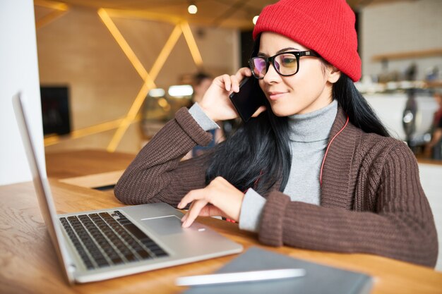 Donna d'avanguardia che lavora nel caffè