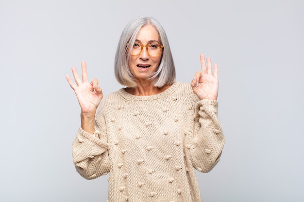 Donna dai capelli grigi che si sente scioccata