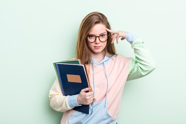 Donna dai capelli rossi che si sente confusa e perplessa, dimostrando che sei pazza. concetto di studente