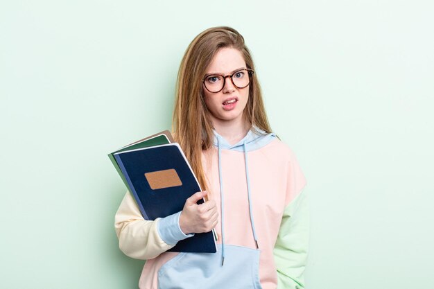 Donna dai capelli rossi che si sente perplessa e confusa. concetto di studente