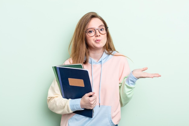 Donna dai capelli rossi che si sente perplessa e confusa e dubita. concetto di studente