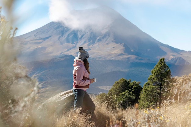 Donna davanti al vulcano Popocatepetl