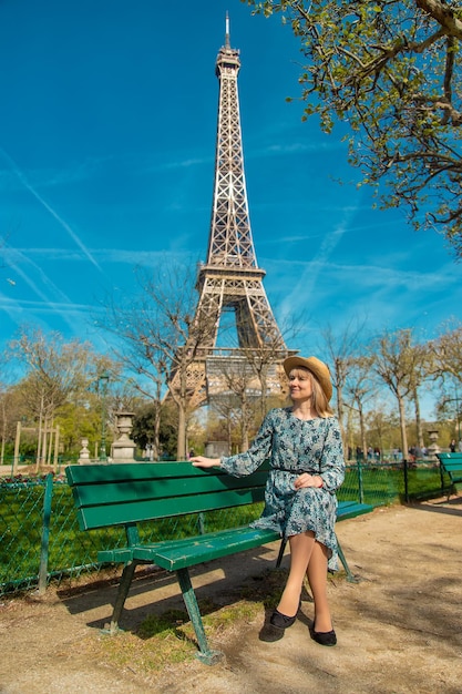 Donna davanti alla Torre Eiffel Messa a fuoco selettiva