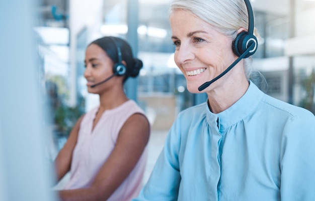 Donna del call center e cuffie telefonata e contatta il supporto tecnico o l'help desk clienti dipendente dell'azienda consulenza con il cliente Addetto alla comunicazione e servizio clienti o telemarketing