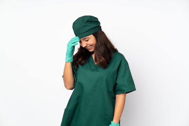 Donna del chirurgo in uniforme verde sopra isolata