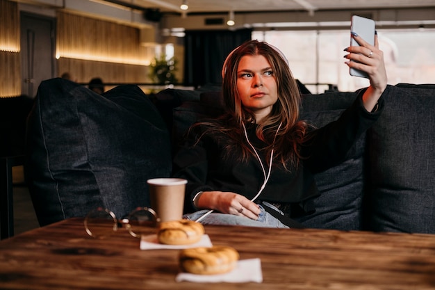 Donna del colpo medio che cattura selfie