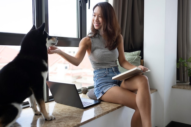 Donna del colpo medio che lavora con il computer portatile