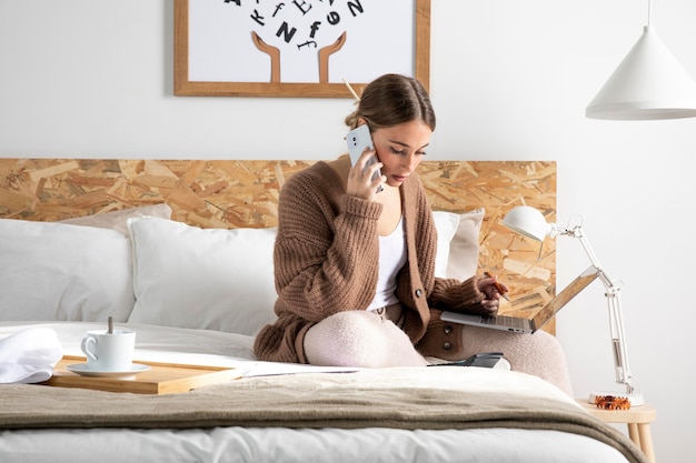 Donna del colpo medio che parla sul telefono