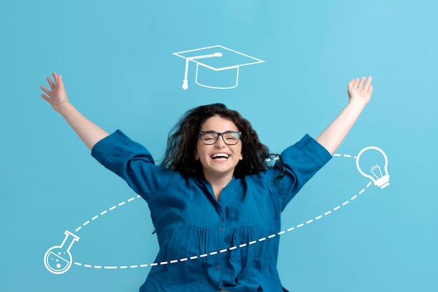 Donna del colpo medio che posa con il fondo di graduazione