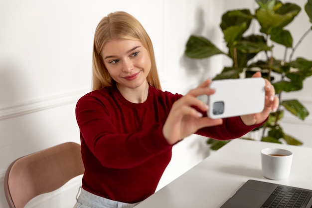 Donna del colpo medio che prende selfie