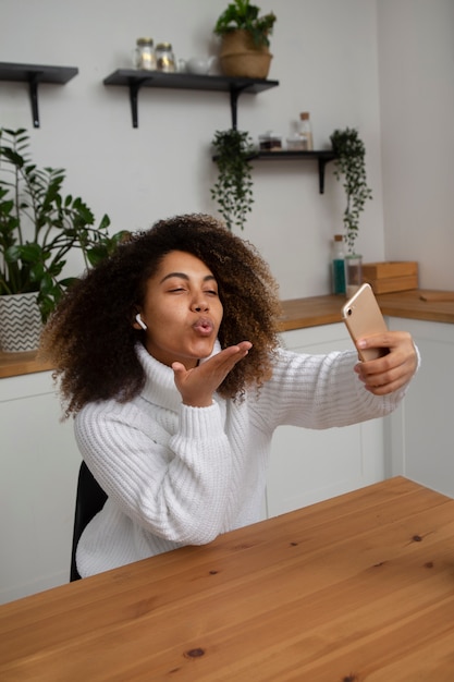 Donna del colpo medio che prende selfie