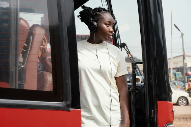 Donna del colpo medio che viaggia in autobus