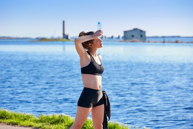 Donna del corridore che si rilassa dopo l&#39;allenamento all&#39;aperto