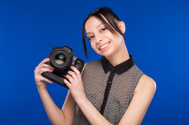 Donna del fotografo con la macchina fotografica