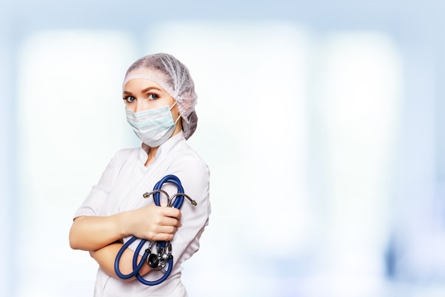 Donna del medico chirurgo medico sopra la clinica blu