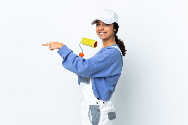 Donna del pittore su sfondo bianco isolato che punta il dito di lato e presenta un prodotto