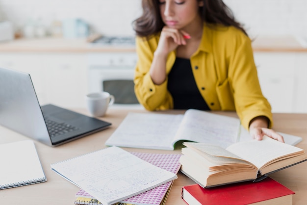 Donna del primo piano che studia all'interno