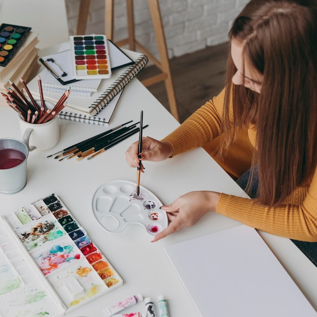 Donna del primo piano con la tavolozza della pittura