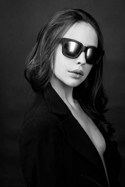 Donna del primo piano di tendenza di moda degli occhiali di estate con lo stile di modo degli occhiali da sole