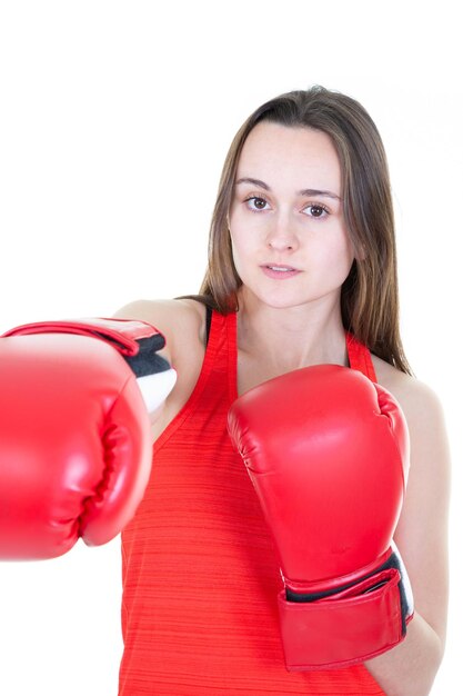 Donna del pugile durante l'esercizio di boxe che fa colpo diretto con il guanto rosso