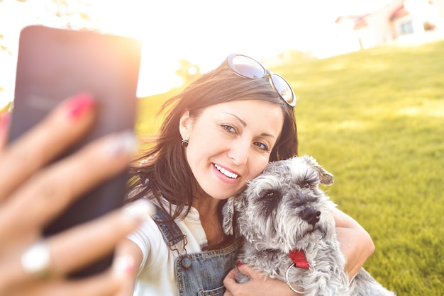 Donna del ritratto con il cane nel parco