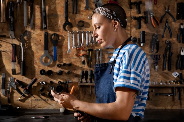 Donna del tiro medio in officina