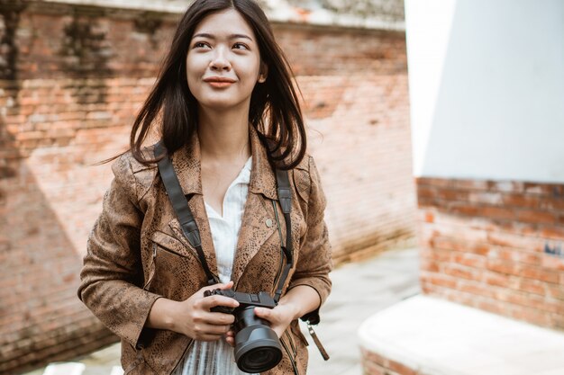 Donna del viaggiatore che fa maschera