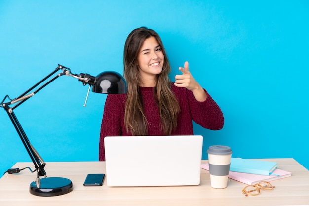 Donna dell'adolescente dello studente in un posto di lavoro