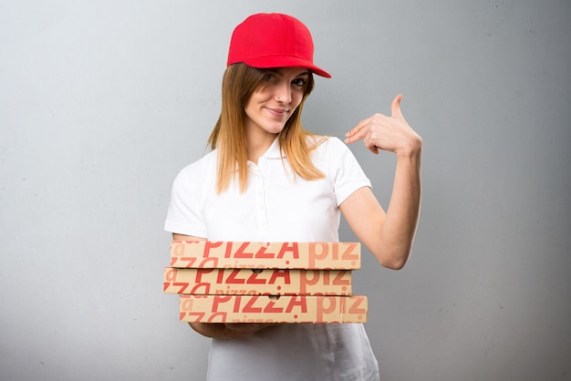 Donna della consegna della pizza fiera di se stessa su priorità bassa strutturata