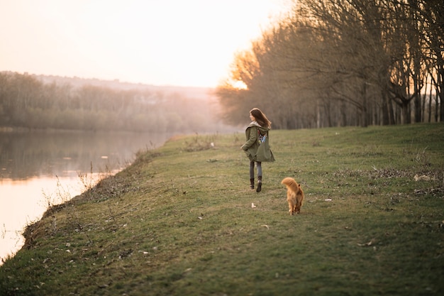 Donna della foto a figura intera che cammina con il cane