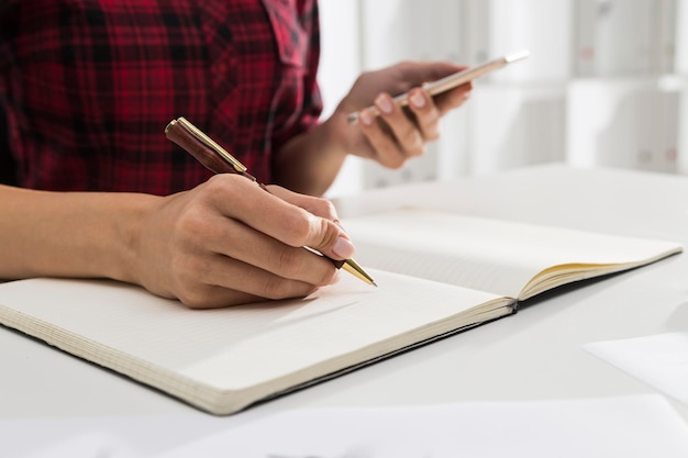 Donna della scrittura con il cellulare