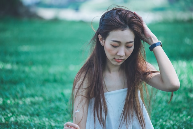 donna della solitudine che si siede nel prato