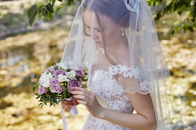 Donna della sposa di mattina nello sposo aspettante del vestito da sposa