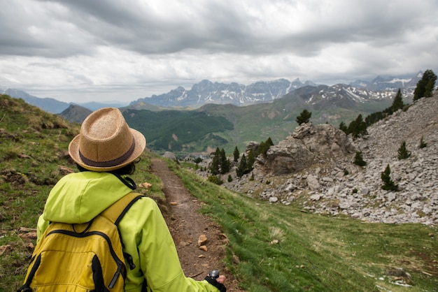 Donna della viandante con la vista della valle di Tena in Pirenei, Formigal, Huesca, Spagna