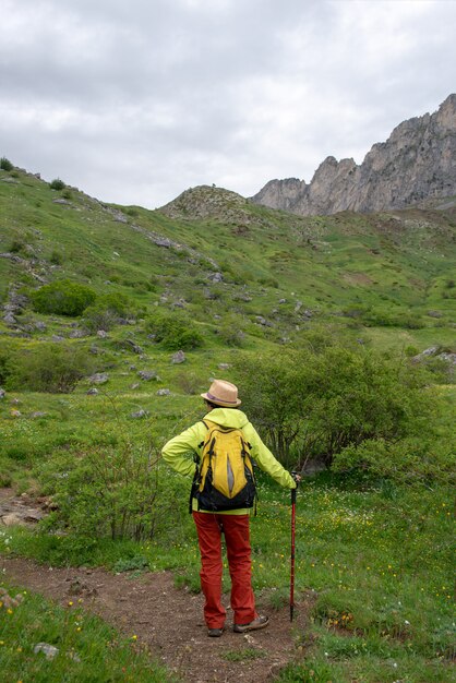 Donna della viandante con la vista della valle di Tena nei Pirenei, Formigal, Huesca, Spagna