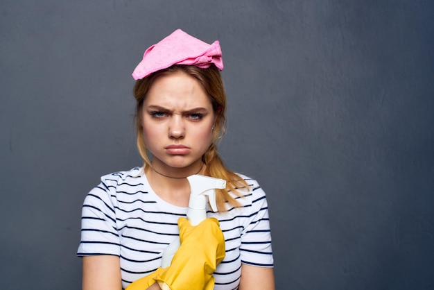 Donna delle pulizie con detergente straccio rosa stile di vita servizio vista ritagliata