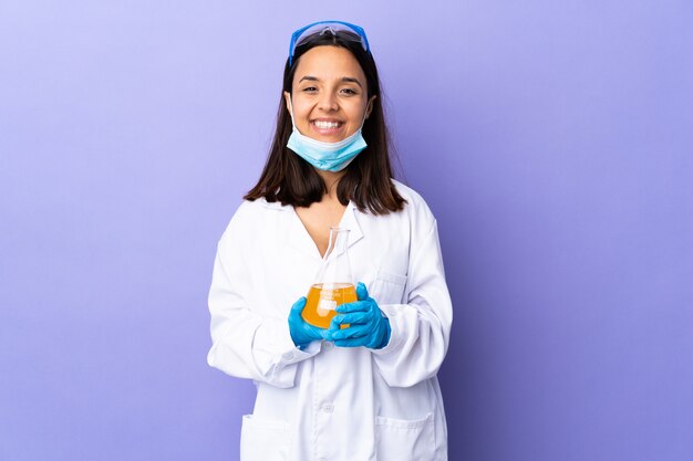 Donna dello scienziato che studia un vaccino per curare sorridere della malattia