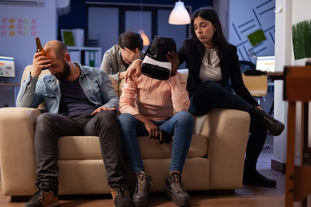 Donna delusa con cuffie vr che perde ai videogiochi sulla console tv, usando occhiali per realtà virtuale e controller per giocare per l'intrattenimento. Colleghi di ufficio che si incontrano per un drink dopo l'orario di lavoro.