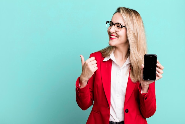 Donna di affari abbastanza caucasica che utilizza uno smartphone