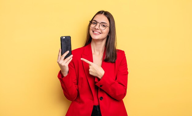 Donna di affari abbastanza giovane che tiene un telefono