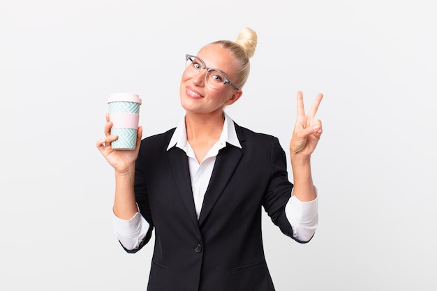 Donna di affari adulta abbastanza bionda con un caffè da asporto?