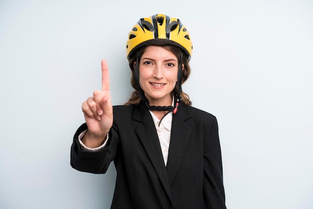 Donna di affari adulta abbastanza giovane con un casco della bici