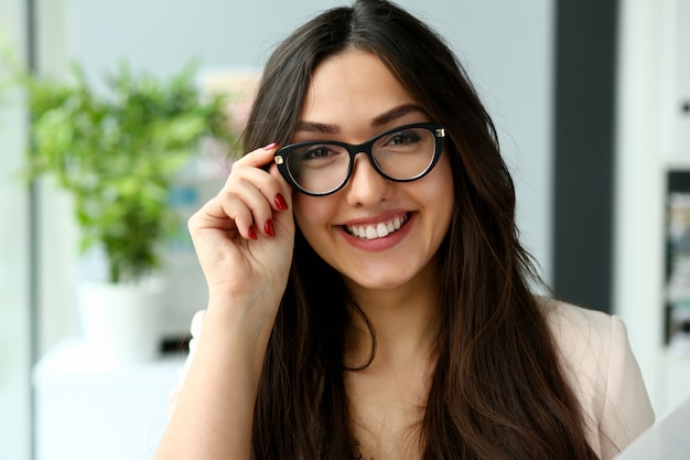 Donna di affari adulta di bello sorriso felice