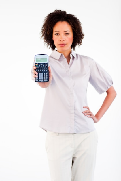 Donna di affari afroamericana che mostra un calcolatore