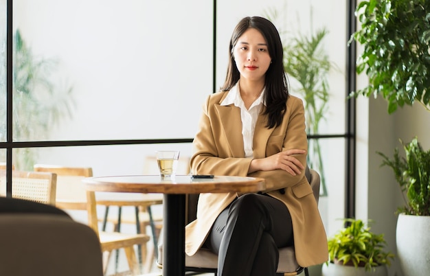 Donna di affari asiatica in un caffè