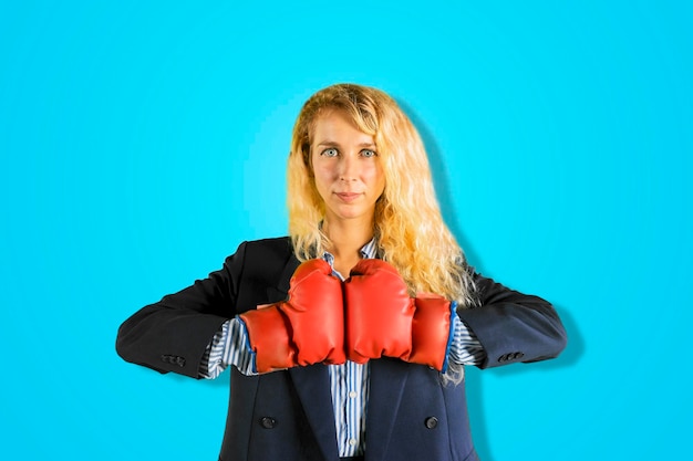 Donna di affari bionda che minaccia qualcuno sullo studio